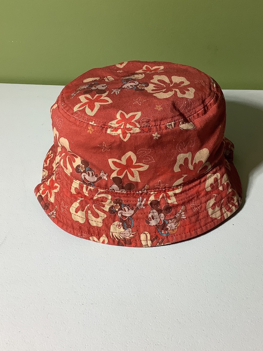 Mickey & Minnie red Hawaiian themed bucket hat